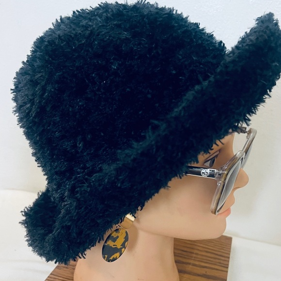 Chloe Accessory round Gold Plated Dangling Animal Earrings - Picture 6 of 7